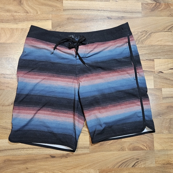 Travis Mathew Board Shorts Men’s Size 34 Striped Swim Trunks Drawstring - Picture 1 of 7